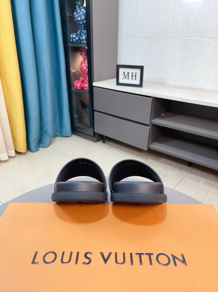 Ex-factory price 320🌹🌹 (lv-Louis Vuitton) new men's sandals, high-end boutique, exquisite embossed logo decoration on the upper, fine workmanship, super soft soles, casual, loose and comfortable, a must-have in summer! \nsize：38-44